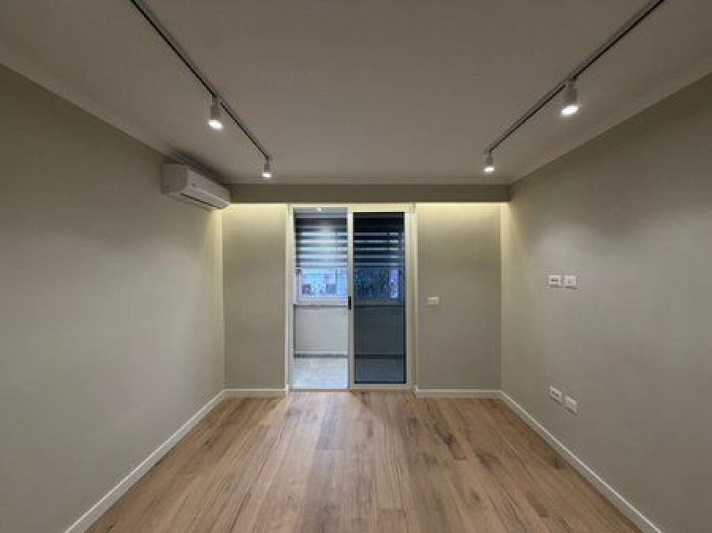Shitet, Apartament 1+1, 21 Dhjetori, Tirane.