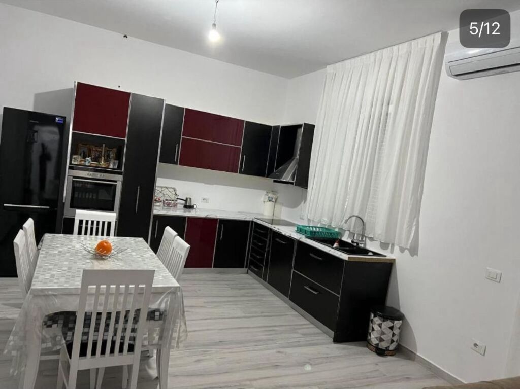 Si affitta il secondo piano di una casa privata, situata nella zona Ish-Kënetë.