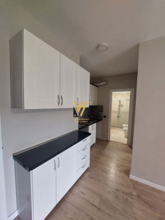 JEPET ZYRE 100 M2 ME QERA NE QENDER 1.500 EURO