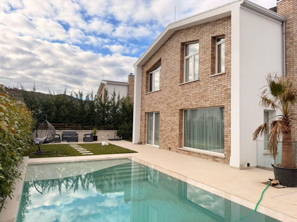 VILLA CON PISCINA IN AFFITTO PRESSO LA RESIDENZA ELYSIUM A MJULL BATHORE !!
