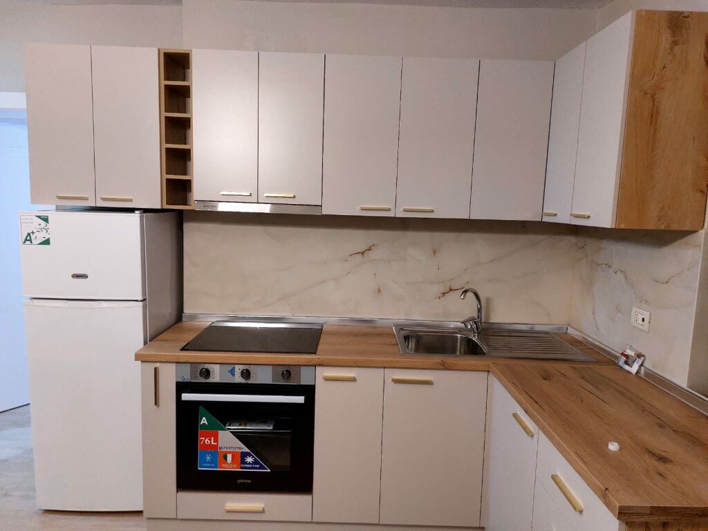Ofrohet per qera apartament 2+1 ne 21