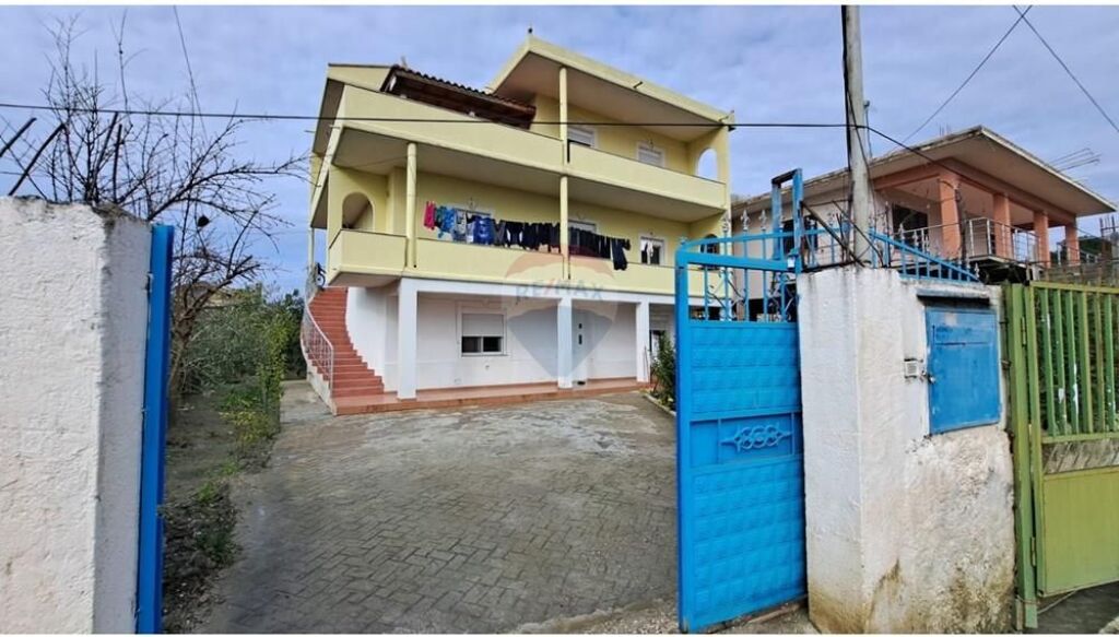 🏡 3-Storey Villa for Sale – “Kushtrimi” Neighborhood, Vlorë