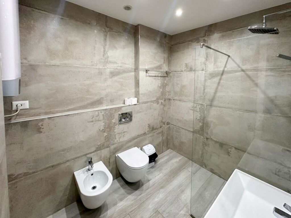 SHITET APARTAMENT 2+1+2 me Post Parkimi 📍 Rruga e Barrikadave