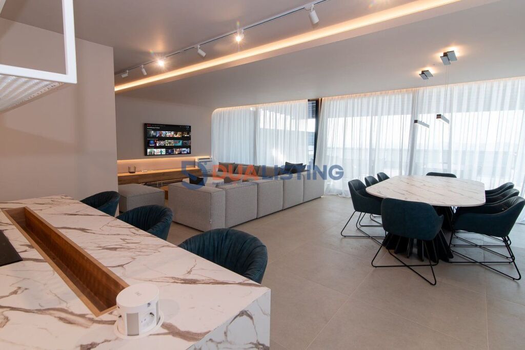 Shesim Penthouse Ikonik me Verandë Panoramike , Vlore Jetë Luksi mbi Detin Jon, Vlorë