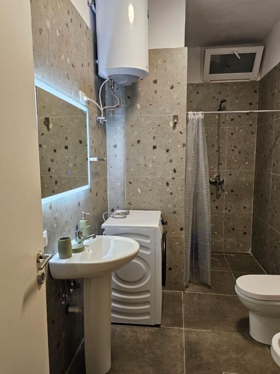 APARTAMENT ME QERA 2+1 5 MAJI 700 EURO