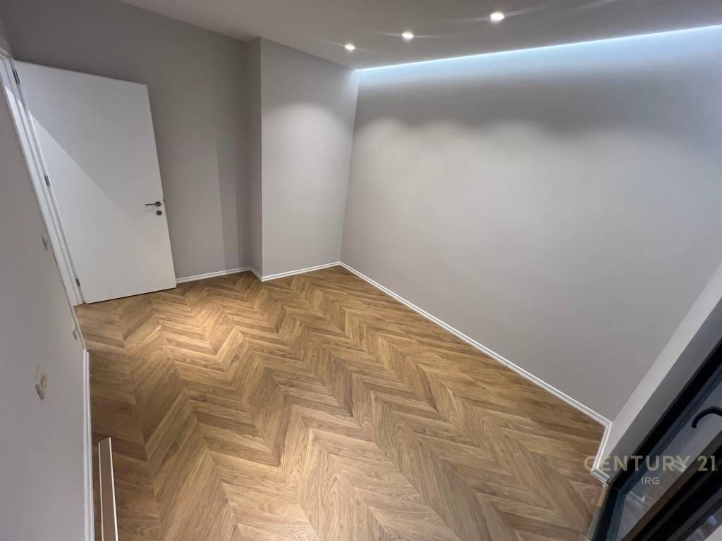 Ambient me qera per zyra tek Rr Mine Peza