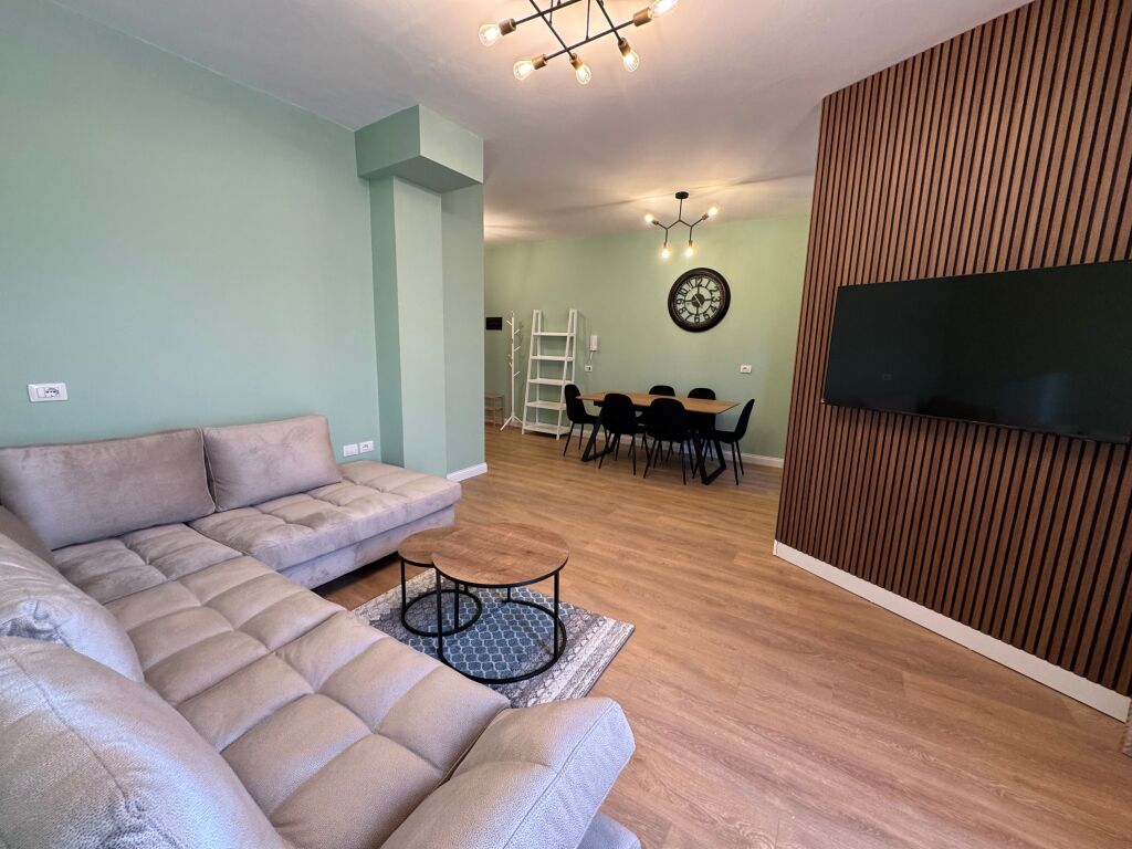 Jepet me qira super duplex 3+1+2 + 2 poste parkimi 📍 Kompleksi FZ – Liqeni i Thatë  Apartament super duplex i pozicionuar në katin e 5-të dhe 6-të, në pallat të ri me ashensor. 📐 Ambient shumë i mirëorganizuar, modern dhe funksional.  🔹 Tipologjia: 3 dhoma gjumi + sallon + kuzhinë + 2 tualete 🔹 Poste parkimi: 2 🔹 Gjendja: I sapoarredurar, i pabanuar më parë 🔹 Pallat i ri, ndërtim cilësor 🔹 Zona: Rezidenciale, e qetë dhe shumë e kërkuar  💶 Çmimi: 1300 € / muaj  📞 Ideal për familje ose profesionistë që kërkojnë komoditet dhe cilësi jetese.