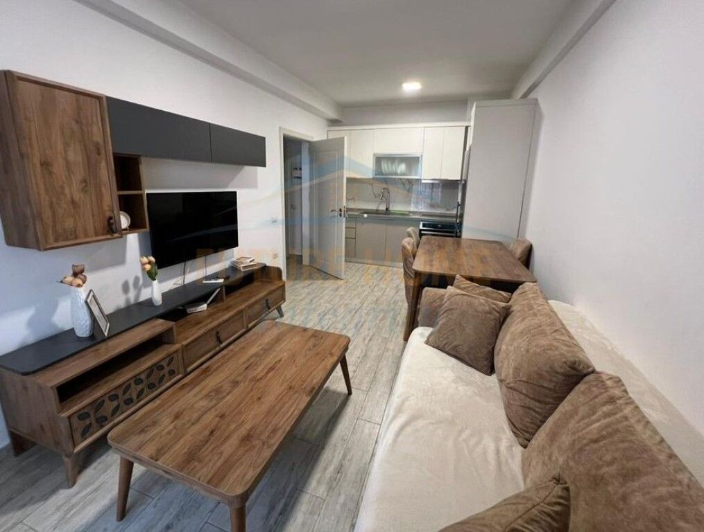 Qera, Apartament 1+1, Rruga 5 Maji, Tiranë..