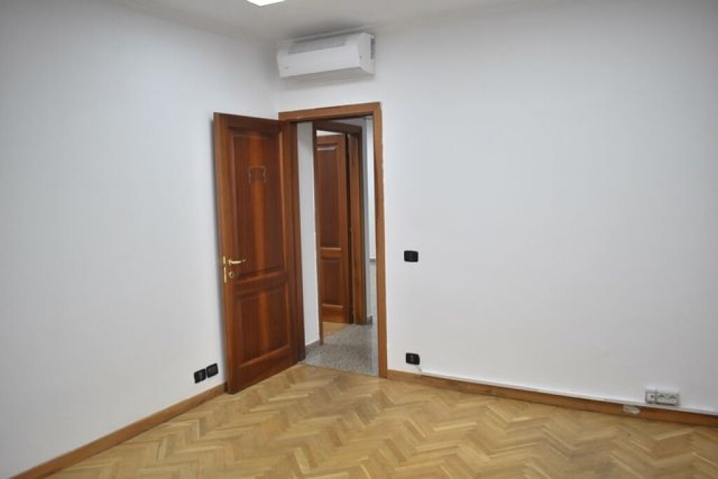 UFFICIO IN AFFITTO 150 M2 CENTRO 2000 EURO
