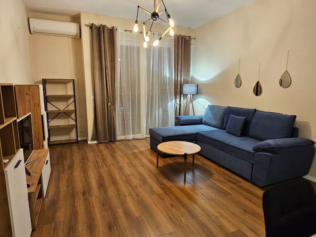 APARTAMENT ME QERA 2+1 5 MAJI 700 EURO