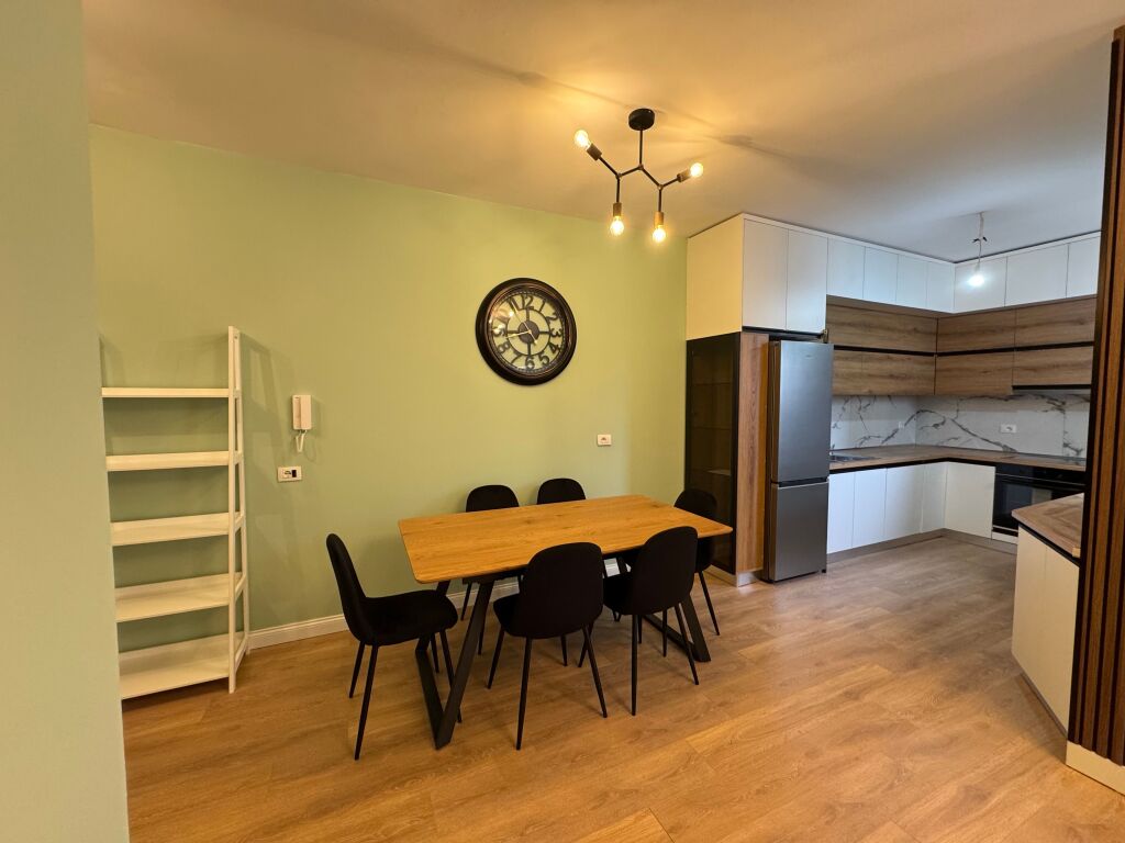 Jepet me qira super duplex 3+1+2 + 2 poste parkimi 📍 Kompleksi FZ – Liqeni i Thatë  Apartament super duplex i pozicionuar në katin e 5-të dhe 6-të, në pallat të ri me ashensor. 📐 Ambient shumë i mirëorganizuar, modern dhe funksional.  🔹 Tipologjia: 3 dhoma gjumi + sallon + kuzhinë + 2 tualete 🔹 Poste parkimi: 2 🔹 Gjendja: I sapoarredurar, i pabanuar më parë 🔹 Pallat i ri, ndërtim cilësor 🔹 Zona: Rezidenciale, e qetë dhe shumë e kërkuar  💶 Çmimi: 1300 € / muaj  📞 Ideal për familje ose profesionistë që kërkojnë komoditet dhe cilësi jetese.