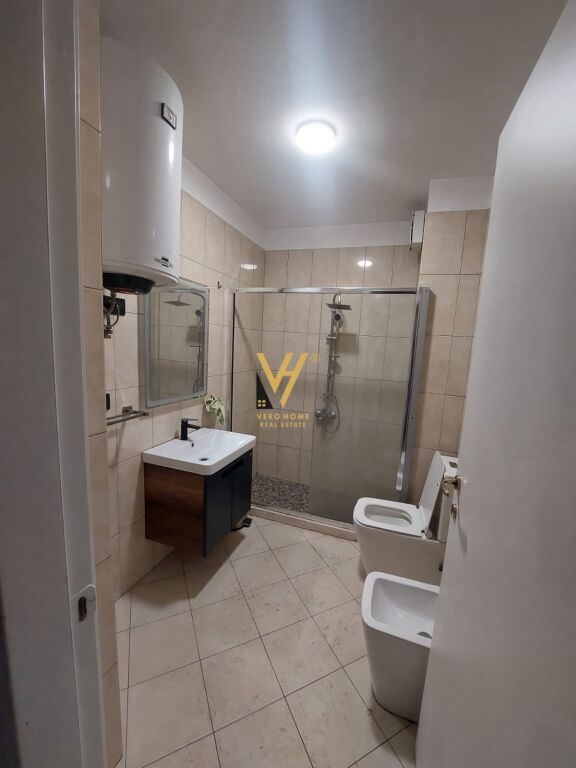 JEPET ZYRE 100 M2 ME QERA NE QENDER 1.500 EURO