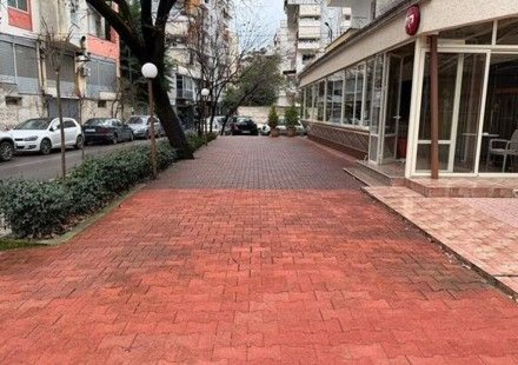 Ambient Biznesi me Qira – Fresk, Rruga Muhamet Deliu