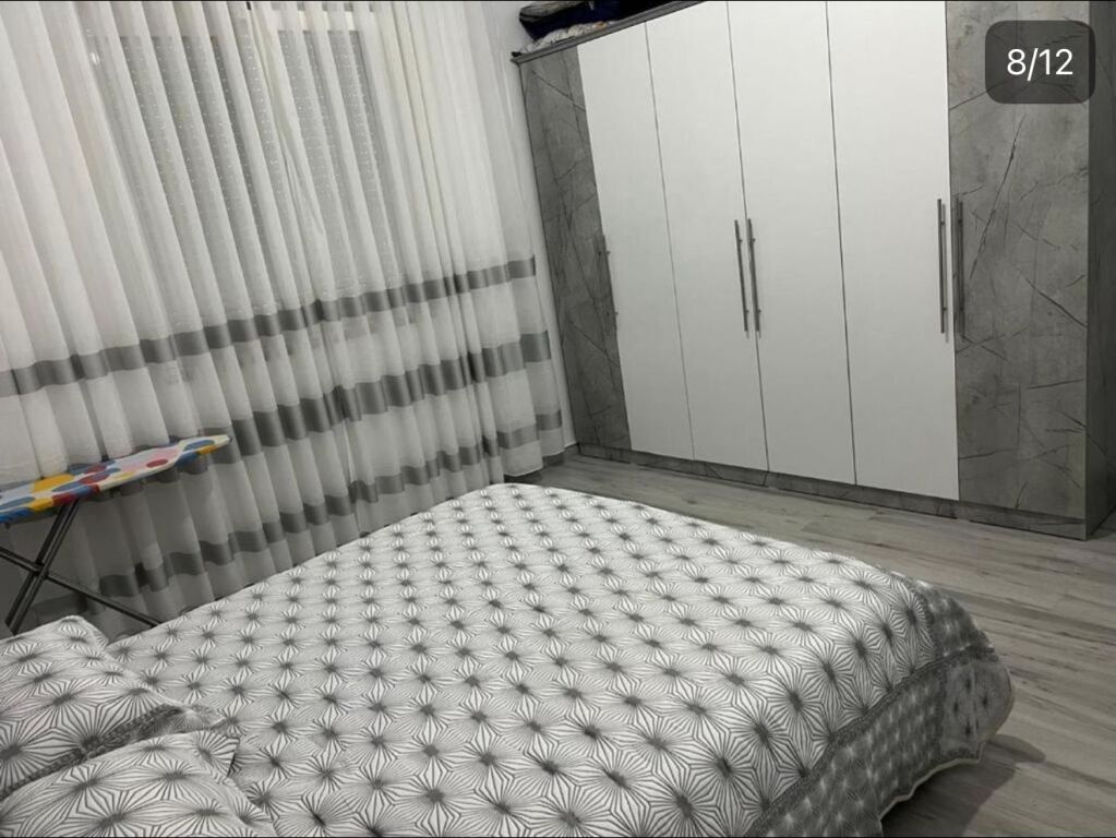 Si affitta il secondo piano di una casa privata, situata nella zona Ish-Kënetë.