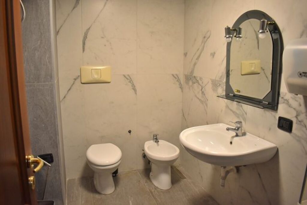 UFFICIO IN AFFITTO 150 M2 CENTRO 2000 EURO