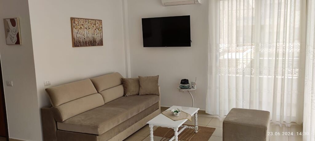 Affittasi annualmente appartamento 1+1 a Saranda, con vista mare.
