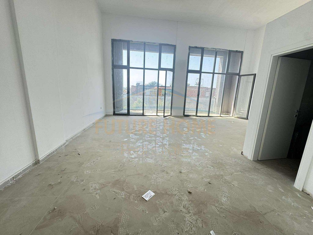 Qera, Ambjent Biznesi,te Ish profarma, 750 €, UNA57018