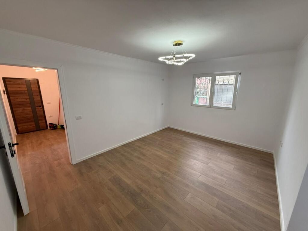 🏡 Shitet Apartament 1+1 – Rruga Ali Demi  📍 Vendndodhja: Rr. Ali Demi, ngjitur me shkollën “1 Maj”💶 Çmimi: 137,000 €