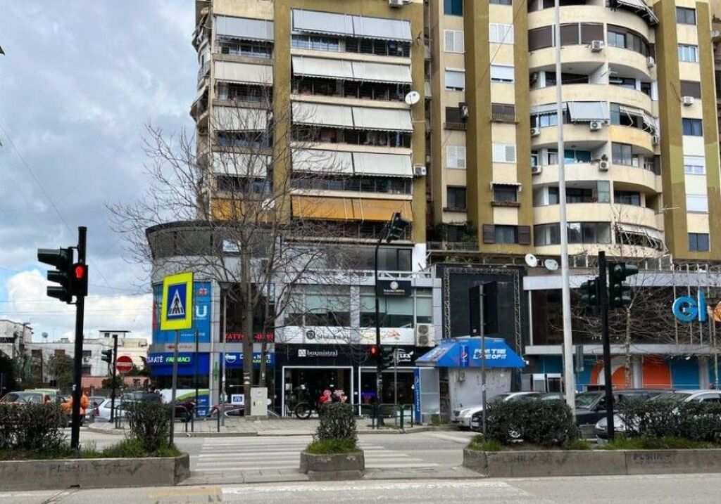 Ufficio in affitto in Via Kavaja, vicino a Globe
