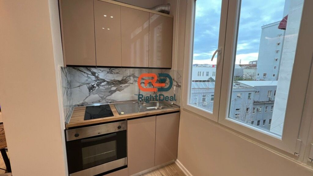Ne Rrugen E Barrikadave ,Shitet Apartament 1+1 Ideal Per Investim!!