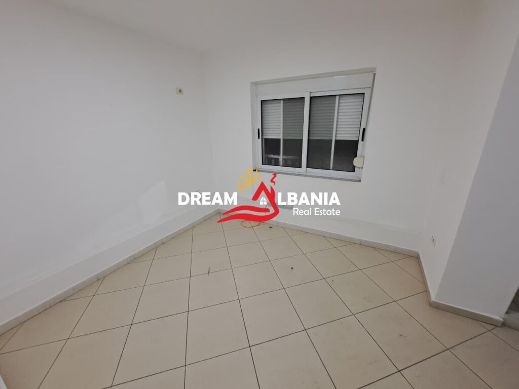 Locale Commerciale/Ufficio in Vendita nella Zona di Myslym Shyri, vicino a Someg (ID 4161111)