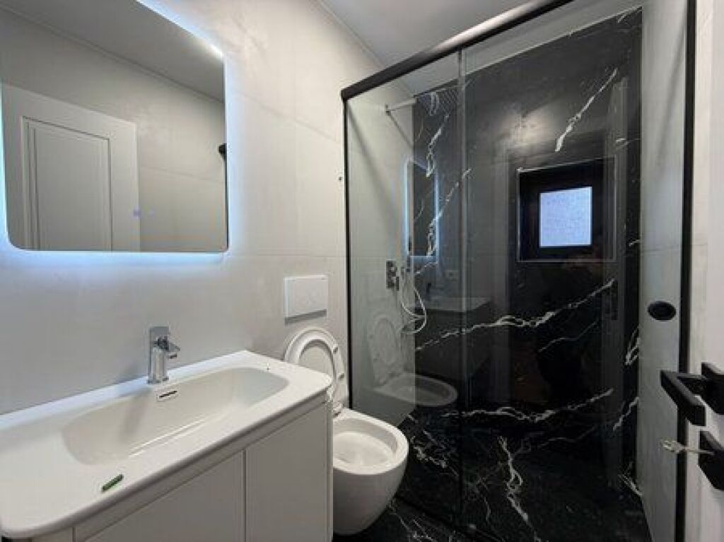 Shitet, Apartament 1+1, 21 Dhjetori, Tirane.
