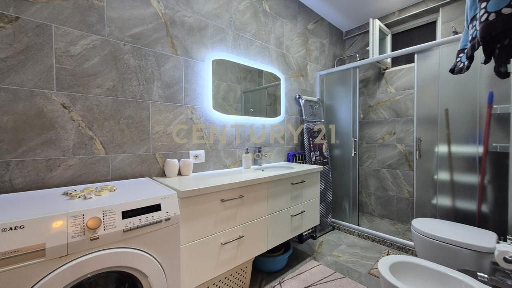 For rent apartment 2+1+2, with balcony and fantastic view of the Lake and Botanical Garden 1,000 € /Month Total area 98m2