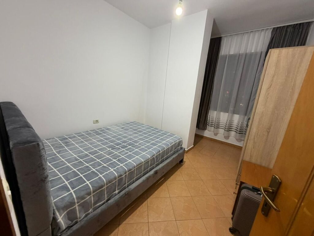 📣 Appartamento 2+1 in affitto – Laprakë  📐 85 m² | 🏢 7° piano (ultimo) | 🛗 Ascensore 🌿 1 Balcone 📍 Via Gjergj Legisi  Appartamento 2+1 in palazzo con ascensore, zona con facile accesso alla strada principale, trasporto pubblico e servizi.  💶 Prezzo: 55.000 lek / mese