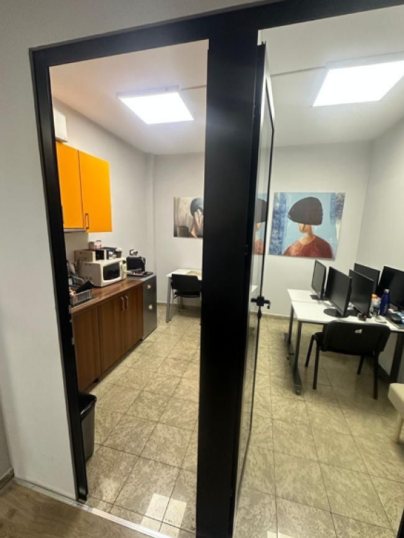 🏢 Ufficio in Affitto – Bllok  • 📍 vicino a Sky Tower.