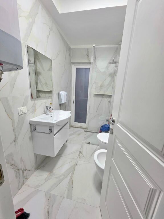 🏢 QERA Ambient Zyre 📍 Rruga e "Kavajes", Perballe Square 21 ✨