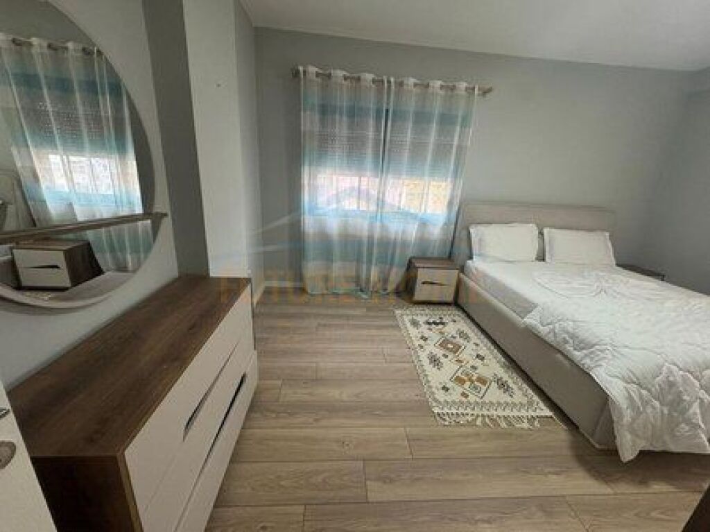 Qera, Apartament 2+1 tek Thesari, Fresk