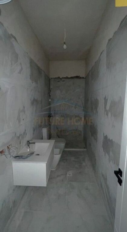 Shitet, Apartament 1+1, Fresku , Tiranë