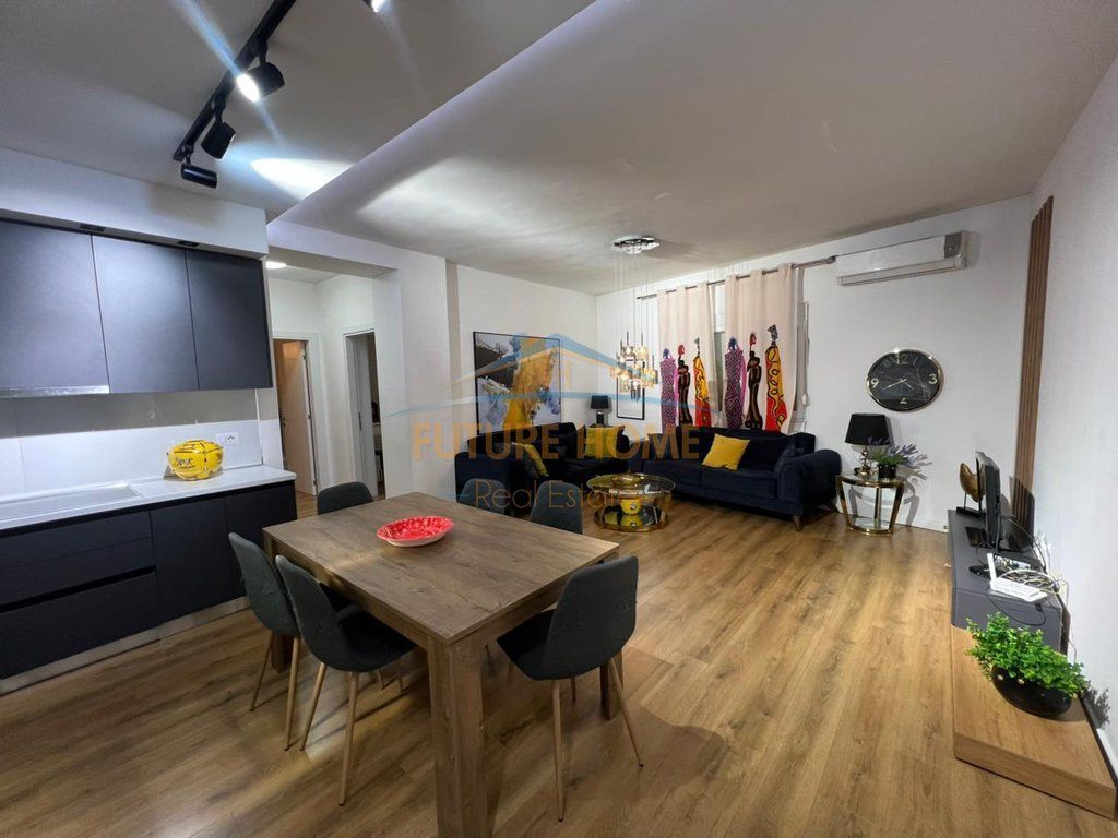 Shitet apartament 2+1+2 komuna e parisit
