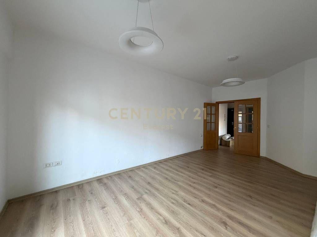 APARTAMENT 3+1 PER QIRA ne QENDER !