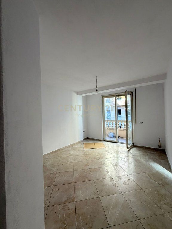 Jepet me qira ambient zyre – 127 m², Qendër Tiranë (pas 15-katëshit)