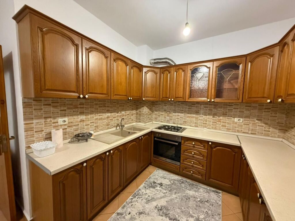 📣 Appartamento 2+1 in affitto – Laprakë  📐 85 m² | 🏢 7° piano (ultimo) | 🛗 Ascensore 🌿 1 Balcone 📍 Via Gjergj Legisi  Appartamento 2+1 in palazzo con ascensore, zona con facile accesso alla strada principale, trasporto pubblico e servizi.  💶 Prezzo: 55.000 lek / mese