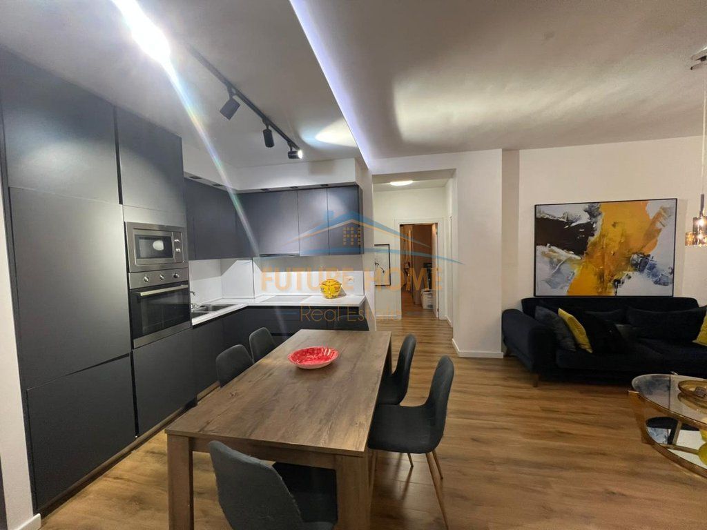 Shitet apartament 2+1+2 komuna e parisit