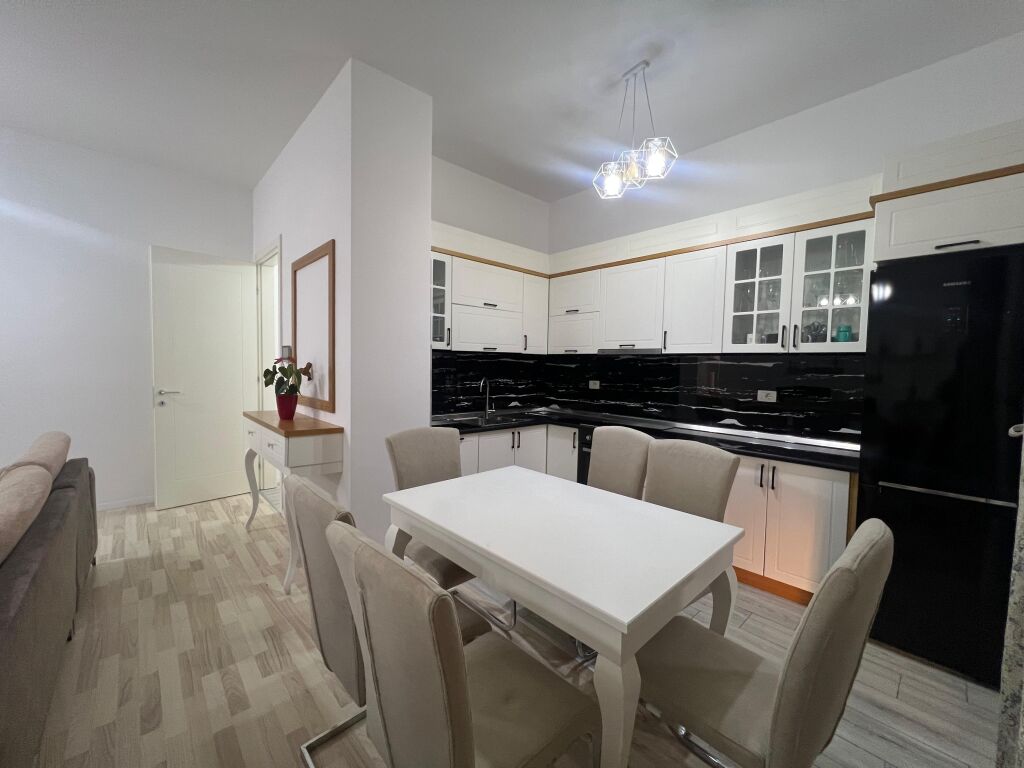 📣 QERA Apartament 2+1 📍 Kompleksi Delijorgji 🛣️ Rruga e "Kavajes" ✨   🏢 Ndertim i Ri  🪜 Kati 7 (Me Ashensor) 🛋️ Totalisht i Mobiluar   💶 Çmimi 1.200 Euro