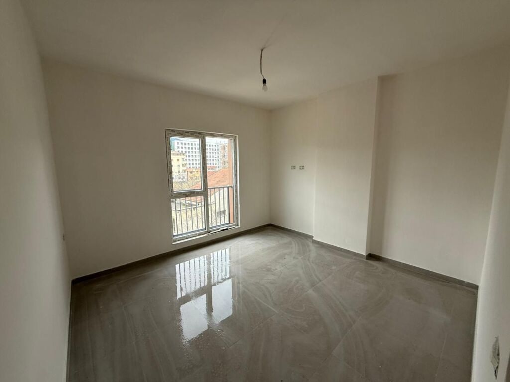 📣 SHITET Apartament 1+1 me Post Parking 📍 Rruga "Jordan Misja", Prane Kompeksit "Ndregjoni" ✨  🏢 Ndertim i Ri 🪜 Kati 3 (Banim) 📐 Siperfaqe Bruto 64.55 m2 📐 Siperfaqe Neto 57.63 m2  💶 Cmimi 150.000 Euro