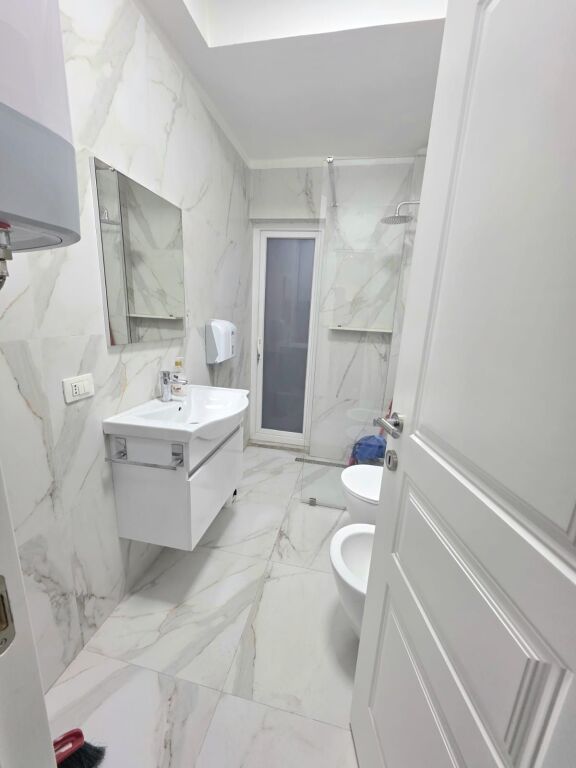 🏢 Locale per ufficio / attività in affitto  📍 Via Kavaja, lato strada 📌 Di fronte a Square 21  🏬 2° piano, sopra i negozi 📐 Superficie: 92 m²  💼 Adatto per: Ufficio economista, ufficio servizi, estetica, dentista, clinica, ecc.  💶 Prezzo: 700 € / mese  📞 Contatta per maggiori informazioni