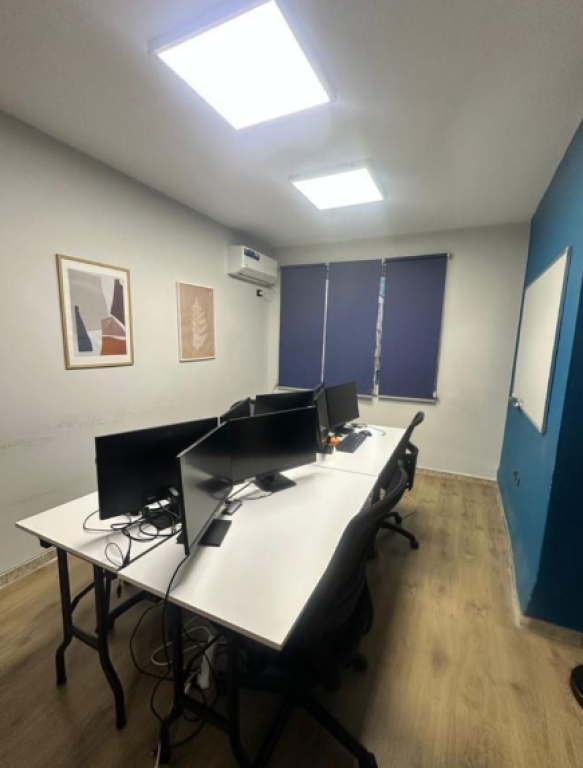 🏢 Ufficio in Affitto – Bllok  • 📍 vicino a Sky Tower.