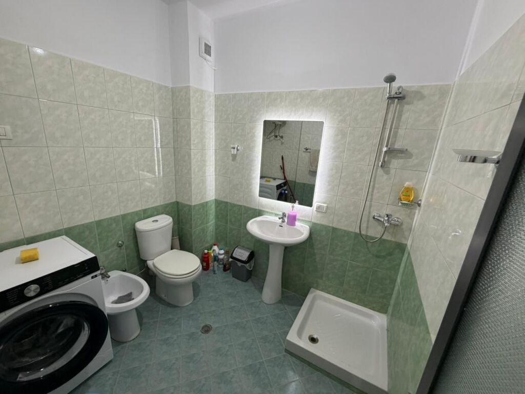 📣 Appartamento 2+1 in affitto – Laprakë  📐 85 m² | 🏢 7° piano (ultimo) | 🛗 Ascensore 🌿 1 Balcone 📍 Via Gjergj Legisi  Appartamento 2+1 in palazzo con ascensore, zona con facile accesso alla strada principale, trasporto pubblico e servizi.  💶 Prezzo: 55.000 lek / mese