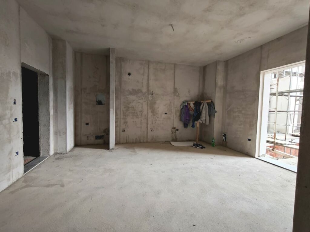 Shitet Apartament ne Bathore