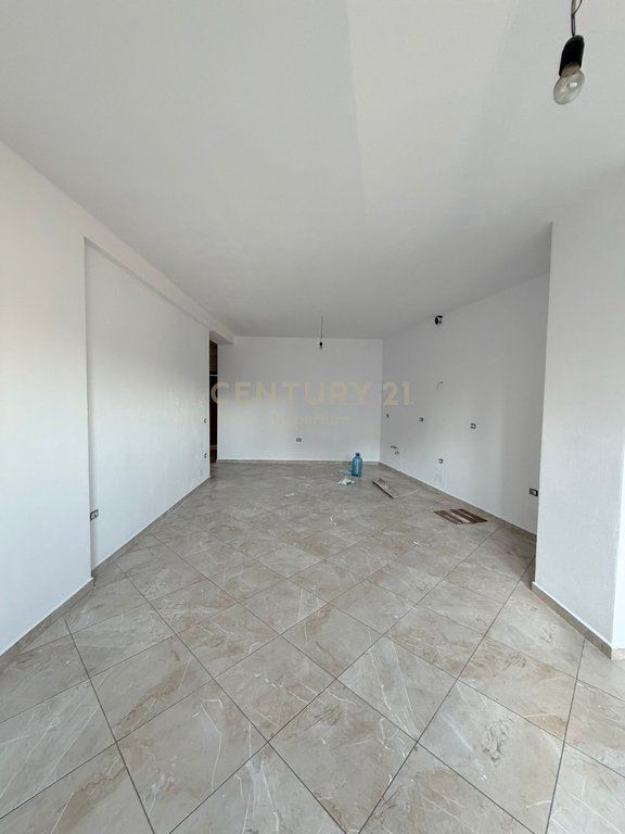 Jepet me qira ambient zyre – 127 m², Qendër Tiranë (pas 15-katëshit)