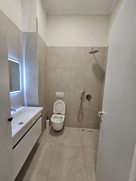 Shitet Apartament 2+2 në Rrugën e Freskut, Tiranë | 110 m² | I Mobiluar