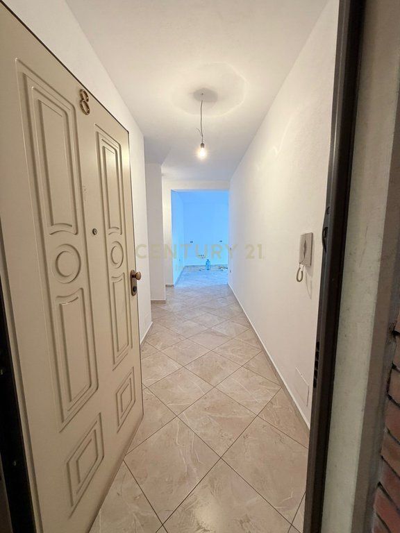 Jepet me qira ambient zyre – 127 m², Qendër Tiranë (pas 15-katëshit)