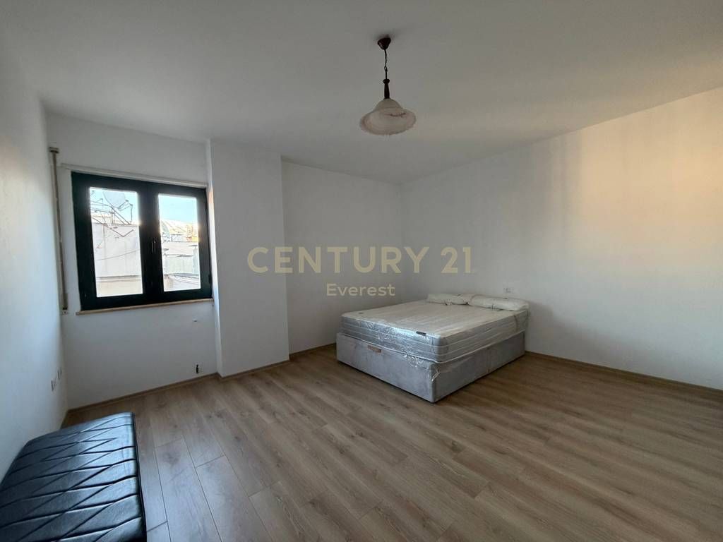 APARTAMENT 3+1 PER QIRA ne QENDER !