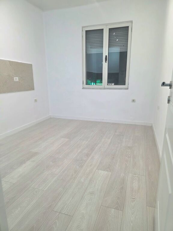 🏢 Locale per ufficio / attività in affitto  📍 Via Kavaja, lato strada 📌 Di fronte a Square 21  🏬 2° piano, sopra i negozi 📐 Superficie: 92 m²  💼 Adatto per: Ufficio economista, ufficio servizi, estetica, dentista, clinica, ecc.  💶 Prezzo: 700 € / mese  📞 Contatta per maggiori informazioni