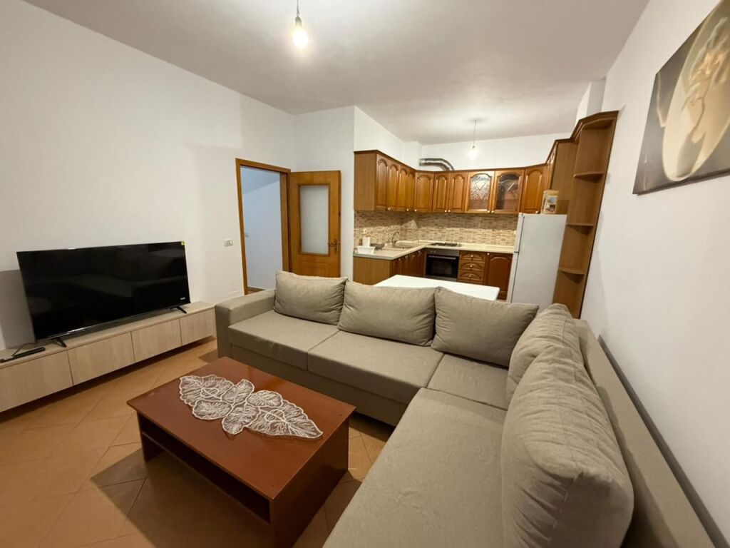 📣 Appartamento 2+1 in affitto – Laprakë  📐 85 m² | 🏢 7° piano (ultimo) | 🛗 Ascensore 🌿 1 Balcone 📍 Via Gjergj Legisi  Appartamento 2+1 in palazzo con ascensore, zona con facile accesso alla strada principale, trasporto pubblico e servizi.  💶 Prezzo: 55.000 lek / mese