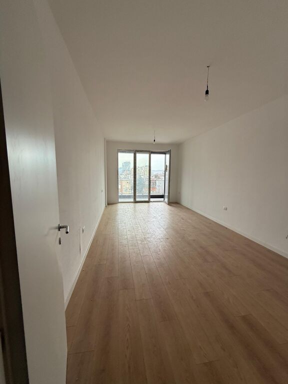 JEPET ME QERA – PAS AMBASADES AMERIKANE, PALLAT I 2025 – AMBJENT/APARTAMENT 70 M², kati 5, godina 7kate.  Zona: 300 m pas Ambasadës Amerikane, zonë e qetë, e sigurt dhe premium.  -Pallat i ri 2025, standard i lartë ndërtimi, ashensor, fasadë me ventilim.  -Organizimi: * Tipologji 1+1 * Ballkon * Koridor funksional * Orientim i mirë * Dritë natyrale gjatë gjithë ditës  -Ndriçim: Ambient shumë i ndriçuar, komod dhe praktik për jetesë apo punë.  -Karakteristika speciale: Apartamenti është i gatshëm për t’u personalizuar sipas nevojave tuaja. Ideal për profesionistë, staf ambasadash, OJF, banim, zyra kontabiliteti, studio etj.  -Qira: * 59,000 lekë/muaj ( NETO) * Kontratë minimum 12 muaj * Pagesë bankare e preferueshme  -Super Deal: Për parapagim 12 muaj → 55,000 lekë/muaj ( NETO